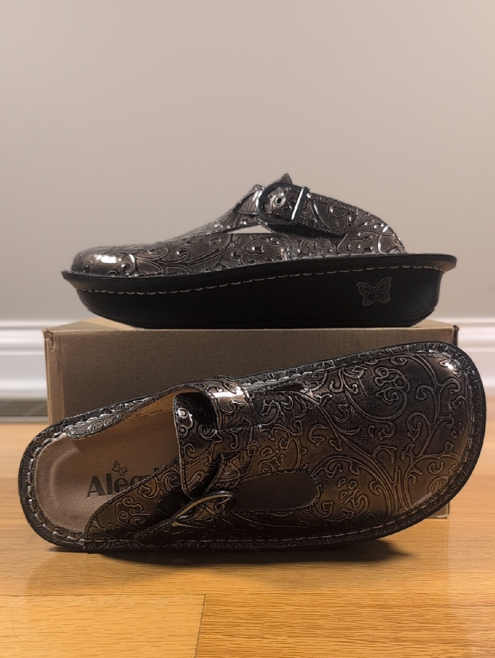 Alegria Embossed Olive Sheen Clogs Sz EU 37